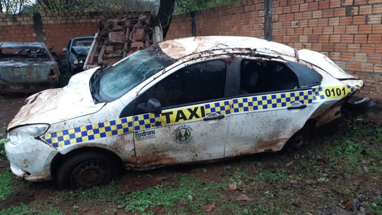 Taxi de Foz é abandonado após acidente no Paraguai