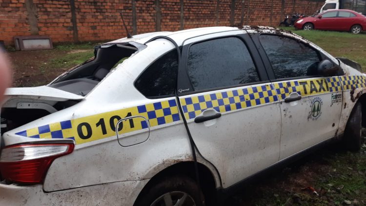Taxi de Foz é abandonado após acidente no Paraguai