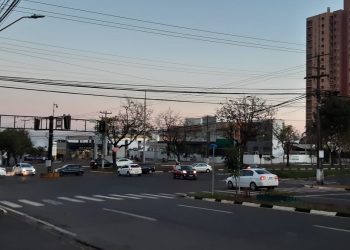 Semáforo entre Avenida Paraná e José Maria de Brito desliga e deixa caos no trânsito