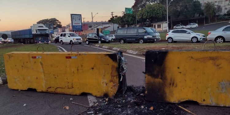 Veículos estrangeiros burlam barreiras sanitárias na Vila Portes