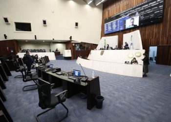 Assembleia aprova multa de até R$ 56 mil para quem furar a fila da vacina da Covid