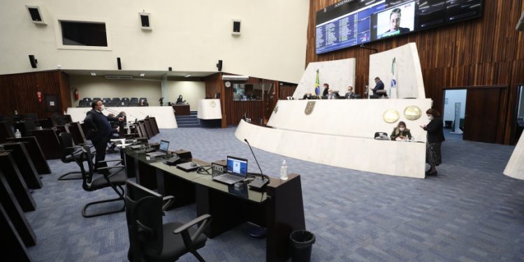 Assembleia aprova multa de até R$ 56 mil para quem furar a fila da vacina da Covid