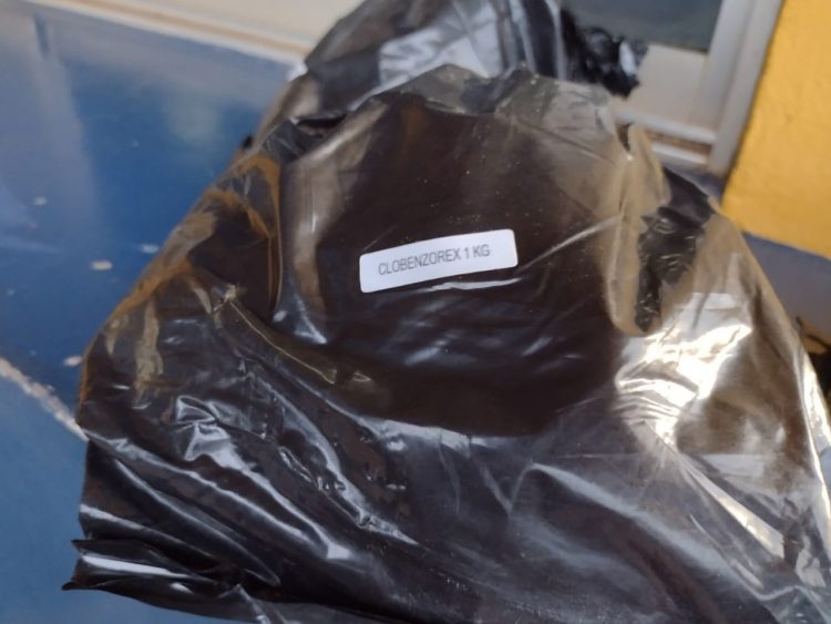 Caminhoneiro é preso com matéria-prima para anabolizantes e estimulantes