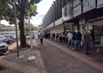 Obrigatoriedade da prova de vida gera filas em bancos de Foz do Iguaçu