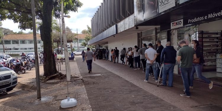 Obrigatoriedade da prova de vida gera filas em bancos de Foz do Iguaçu