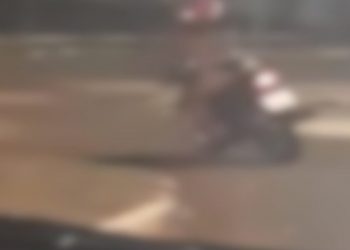Frio? Mulher pilota moto de calcinha na Avenida Rocha Pombo, em Cascavel