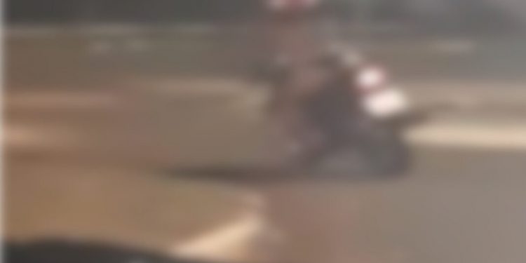 Frio? Mulher pilota moto de calcinha na Avenida Rocha Pombo, em Cascavel