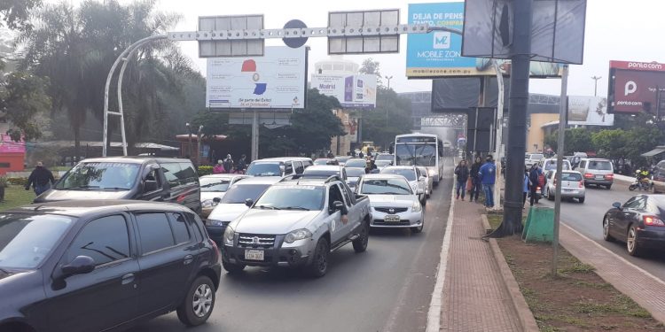 Informais bloqueiam acesso à Ponte da Amizade