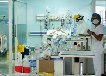 Pacientes com Covid esperam na fila por um leito de UTI em Cidade do Leste