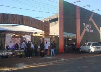 Bar que teve brasileiros expulsos em março volta promover aglomeração em Ciudad del Este