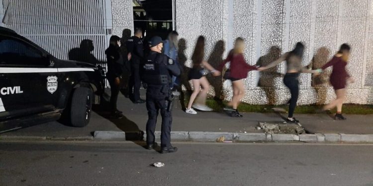 Doze pessoas são presas em festa clandestina com mais de 80 pessoas no Paraná