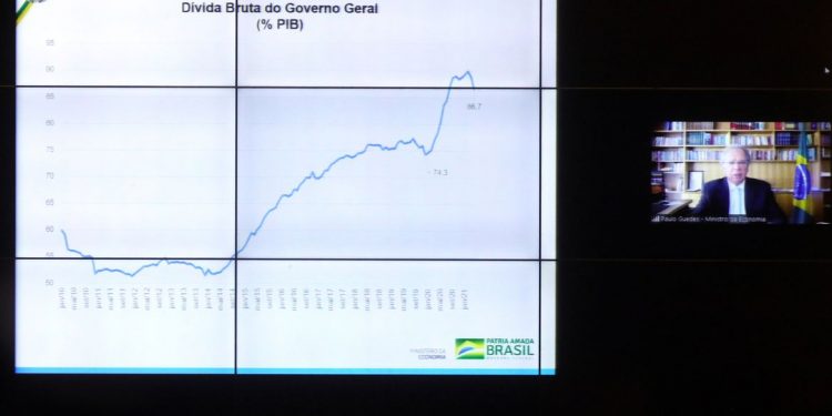 Guedes diz que governo vai liberar R$ 1 bi para educação