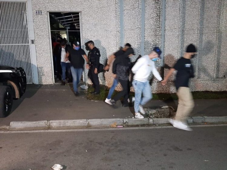 Doze pessoas são presas em festa clandestina com mais de 80 pessoas no Paraná