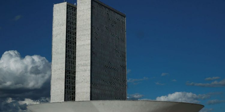 Comissão da Câmara aprova projeto que autoriza plantio de Cannabis