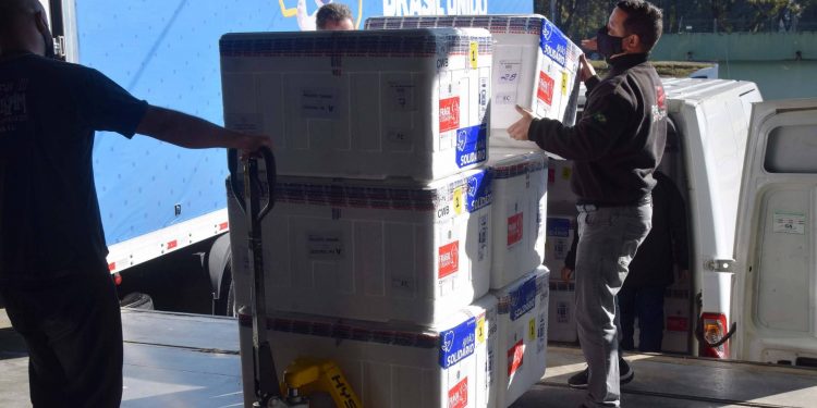 Paraná receberá mais 361.490 vacinas contra a Covid-19; parte chega nesta quarta