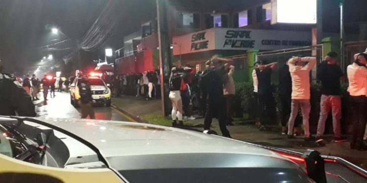 Polícia encontra mais de 800 pessoas em aglomerações e fecha pontos comerciais no Paraná