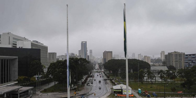 Governador decreta luto oficial de três dias por vítimas da Covid-19