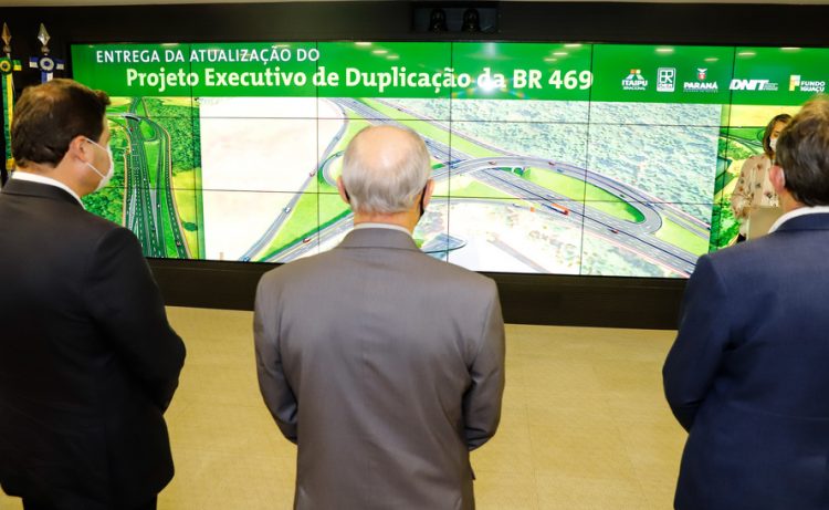 Estado e Itaipu recebem projeto executivo da duplicação da Rodovia das Cataratas