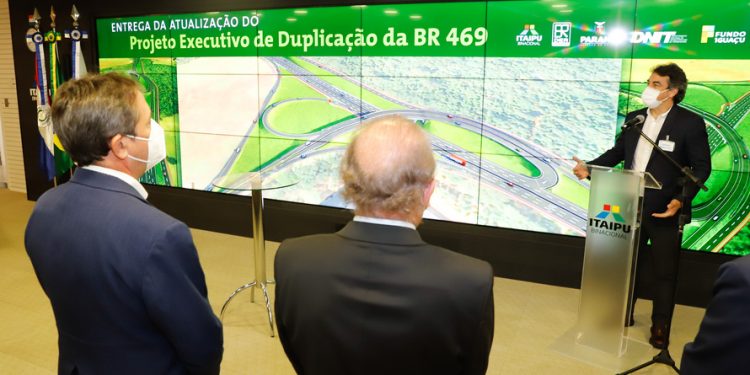 Estado e Itaipu recebem projeto executivo da duplicação da Rodovia das Cataratas