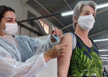 Mais de 200 mil profissionais da Educação Básica já foram vacinados no Paraná