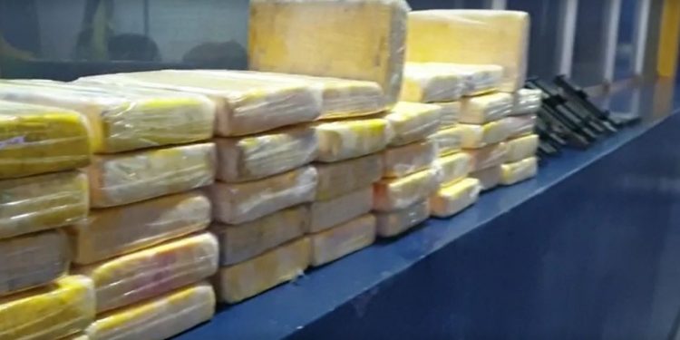 Cocaína e armas são apreendidas pela PRF na BR 277