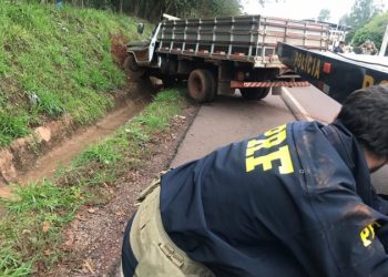 PRF recupera dois veículos furtados a caminho do Paraguai