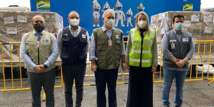 Lote de 1,5 milhão de doses da vacina da Janssen chega ao Brasil