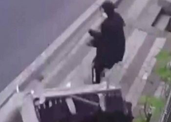 Mulher escapa por pouco de ser atingida por sofá jogado de apartamento; vídeo