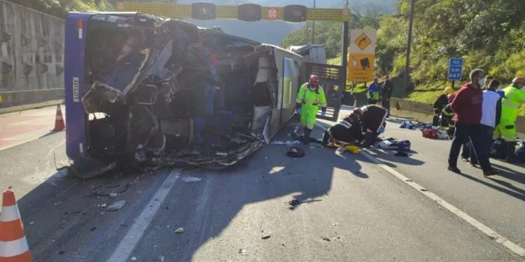 Acidente com ônibus do Umuarama Futsal deixa mortos e feridos