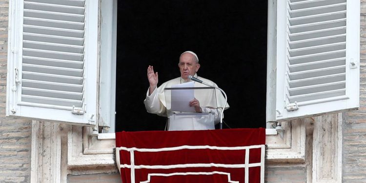 Papa Francisco passa por cirurgia e reage bem a procedimento