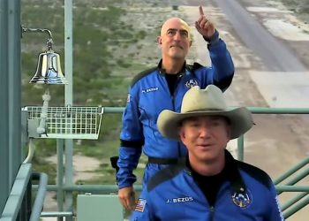 Jeff Bezos, homem mais rico do mundo, decola em viagem espacial