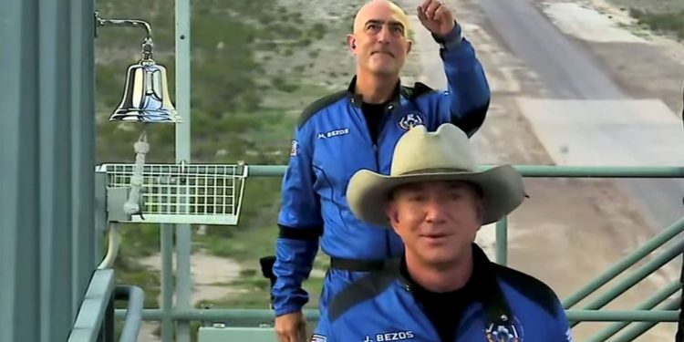 Jeff Bezos, homem mais rico do mundo, decola em viagem espacial