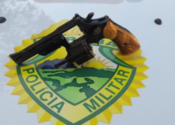 Jovem de 19 anos tenta atirar contra policiais, arma falha, e acaba atingido