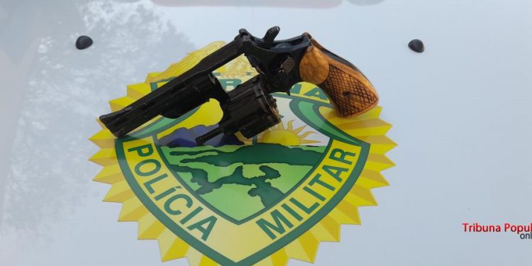 Jovem de 19 anos tenta atirar contra policiais, arma falha, e acaba atingido