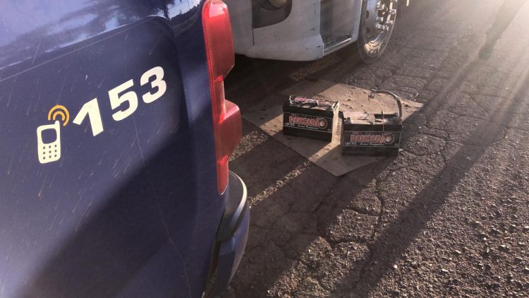 Câmeras flagram dupla com bateria de caminhão furtadas