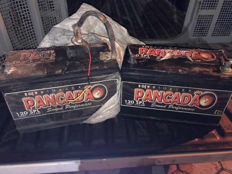 Câmeras flagram dupla com bateria de caminhão furtadas