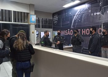 Após se irritar com buzina em semáforo, homem dispara mais 10 vezes contra carro em Curitiba