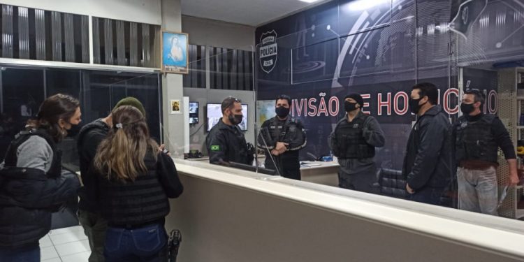 Após se irritar com buzina em semáforo, homem dispara mais 10 vezes contra carro em Curitiba