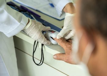 Taxa de transmissão da Covid-19 chega ao menor índice do ano no Paraná