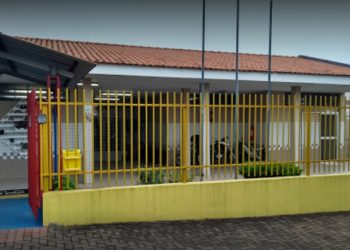 Em Cascavel, criança de 8 anos tem surto, agride professores, quebra vidro e precisa ser contida