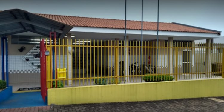 Em Cascavel, criança de 8 anos tem surto, agride professores, quebra vidro e precisa ser contida