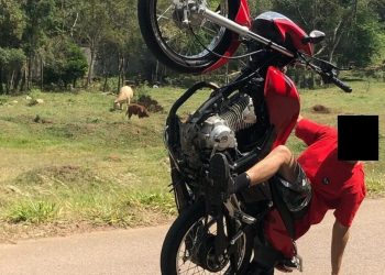 Namorado de garota que morreu após empinar moto diante da PM é preso ao fazer a mesma coisa