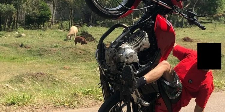 Namorado de garota que morreu após empinar moto diante da PM é preso ao fazer a mesma coisa