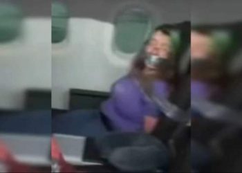 Mulher é amarrada com fita adesiva após tentar abrir porta de avião