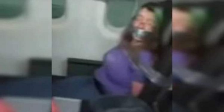 Mulher é amarrada com fita adesiva após tentar abrir porta de avião