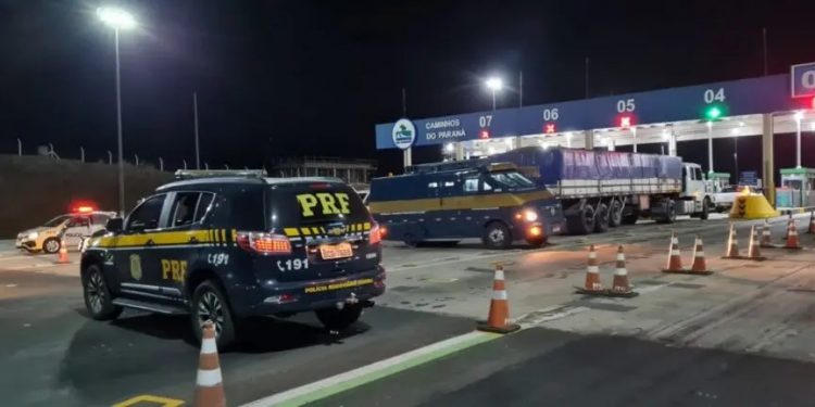 Bandidos atacam carro-forte e fecham pedágio na BR-277