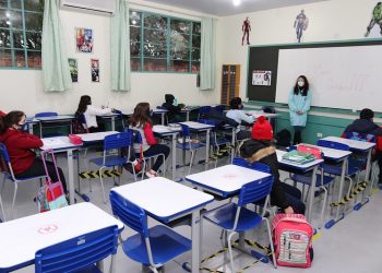 Secretaria de Educação debate retorno das atividades presenciais e planejamento pedagógico com coordenadores de escolas