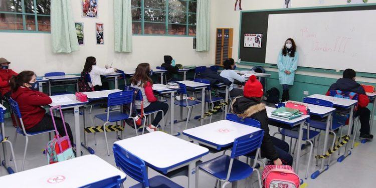 Secretaria de Educação debate retorno das atividades presenciais e planejamento pedagógico com coordenadores de escolas