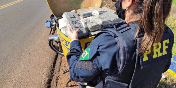 Falso entregador dos correios é preso transportando 69 quilos de maconha