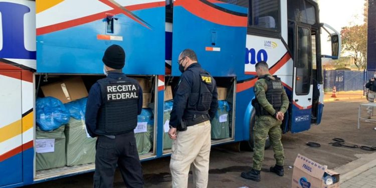 Receita Federal retém 5 ônibus e R$ 475 mil em mercadorias irregulares nesse fim de semana